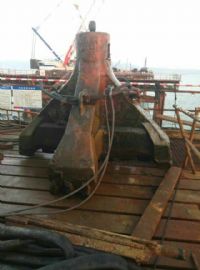  福建平潭12吨锤卡了2个月在水下40米5天成功打捞